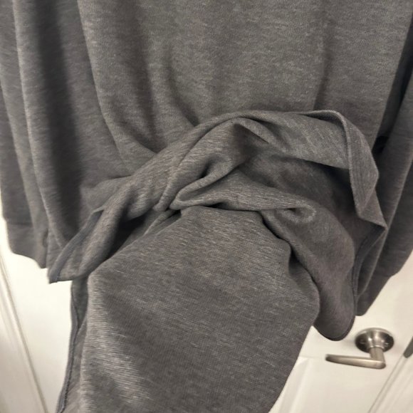 Old Navy Long Sleeve Women's Grey Crewneck Sweater - Picture 9 of 9